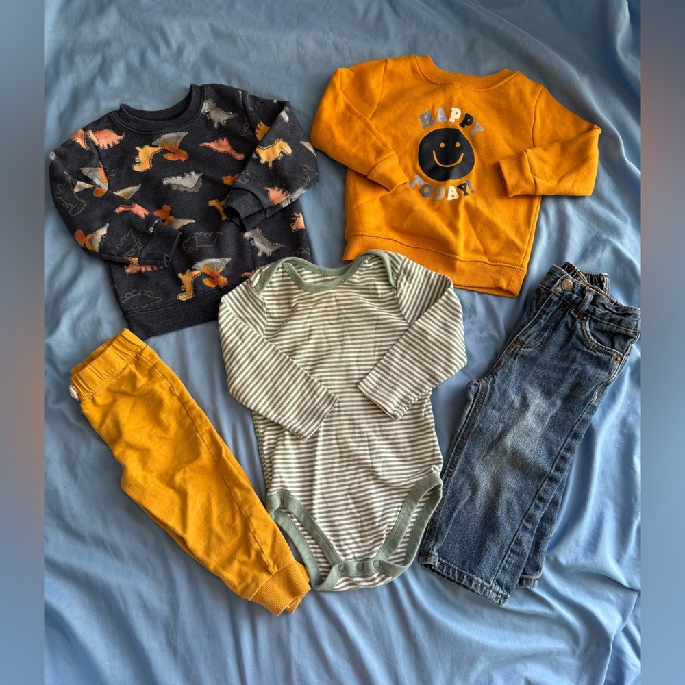 ✨ Baby Boy Bundle✨ 2 Sweaters, 1 Onesie, 2 pants